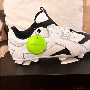 🔥Brand New In Box 🔥 Men’s Under Armour 🔥 Black and White Cleats 🔥
